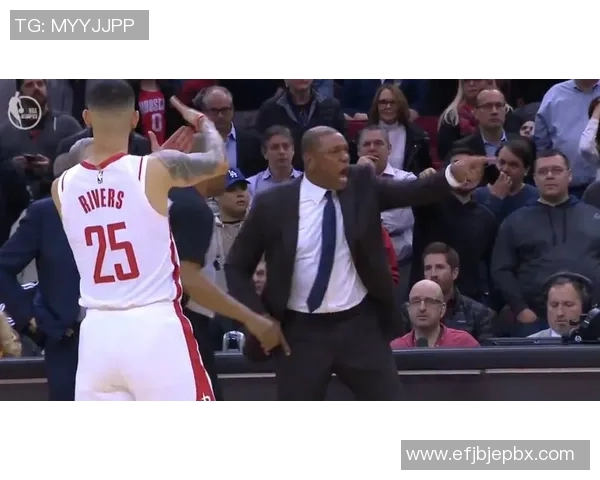 最新体育动态：从球场到更衣室全了解