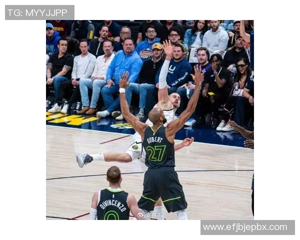 季后赛争议激烈 球迷情绪爆发引发热议和讨论